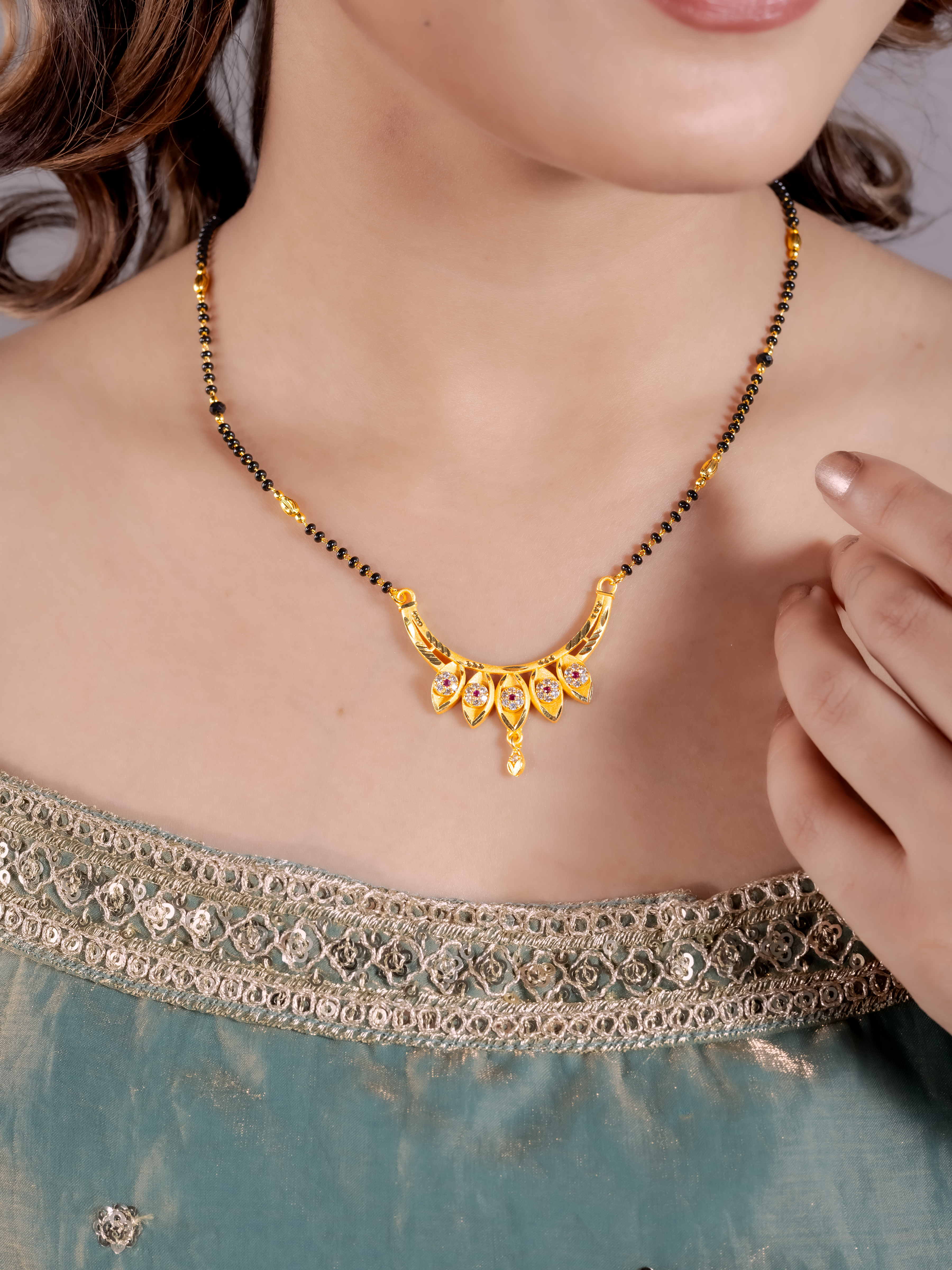 Elegant Gold Mangalsutra with Floral Pendant Design